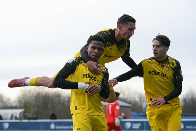 Samstag, 29.11.2025 Saison 2025 2026 14. Spieltag U17, U 17 DFB-Nachwuchsliga im TALENTWERK-Zentrum, Bochum, Germany. VfL Bochum U17 - BV Borussia Dortmund U17. Torjubel nach dem 2:1 durch Desmond Ogochuku Ndlovu (BVB). Ioannis Christos Kostoglou (BVB), Emre Kirar (BVB)