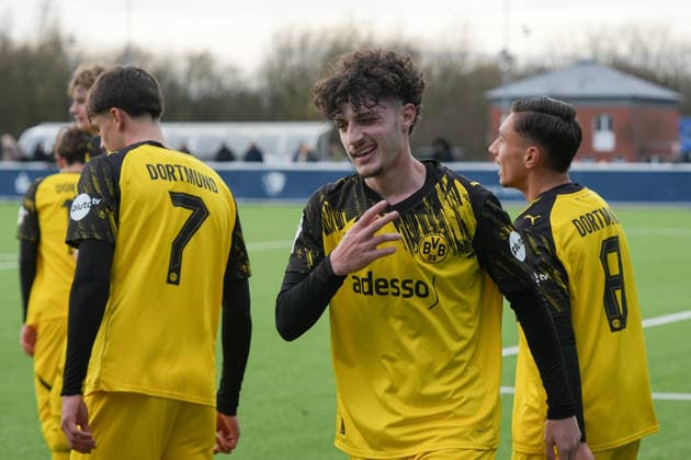 Samstag, 29.11.2025 Saison 2025 2026 14. Spieltag U17, U 17 DFB-Nachwuchsliga im TALENTWERK-Zentrum, Bochum, Germany. VfL Bochum U17 - BV Borussia Dortmund U17. Torjubel nach dem 2:1 durch Desmond Ogochuku Ndlovu (BVB). Anastasios Kitos (BVB)