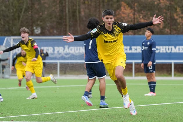 Samstag, 29.11.2025 Saison 2025 2026 14. Spieltag U17, U 17 DFB-Nachwuchsliga im TALENTWERK-Zentrum, Bochum, Germany. VfL Bochum U17 - BV Borussia Dortmund U17. Torjubel nach dem 3:1 durch Georgios Zisopoulos (BVB).