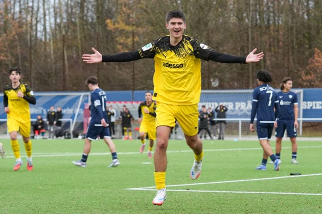 Samstag, 29.11.2025 Saison 2025 2026 14. Spieltag U17, U 17 DFB-Nachwuchsliga im TALENTWERK-Zentrum, Bochum, Germany. VfL Bochum U17 - BV Borussia Dortmund U17. Torjubel nach dem 3:1 durch Georgios Zisopoulos (BVB).