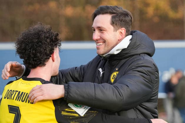 Samstag, 29.11.2025 Saison 2025 2026 14. Spieltag U17, U 17 DFB-Nachwuchsliga im TALENTWERK-Zentrum, Bochum, Germany. VfL Bochum U17 - BV Borussia Dortmund U17. Cheftrainer Marco Lehmann (BVB)