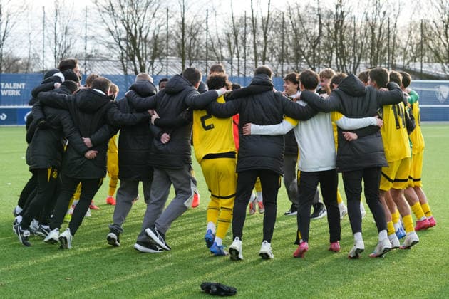 Samstag, 29.11.2025 Saison 2025 2026 14. Spieltag U17, U 17 DFB-Nachwuchsliga im TALENTWERK-Zentrum, Bochum, Germany. VfL Bochum U17 - BV Borussia Dortmund U17. Die Mannschaft der BVB U17 feiert den Auswärtssieg.
