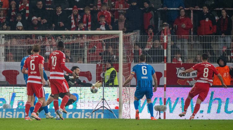 Fußball, Herren, Saison 2025 2026, 1. Bundesliga (12. Spieltag), 1. FC Union Berlin - 1. FC Heidenheim, Rani Khedira (r., 1. FC Union Berlin) erzielt das Tor zum 1:0 gegen Torwart Diant Ramaj (1. FC Heidenheim), 29.11.2025, Copyright: xMatthiasxKochx