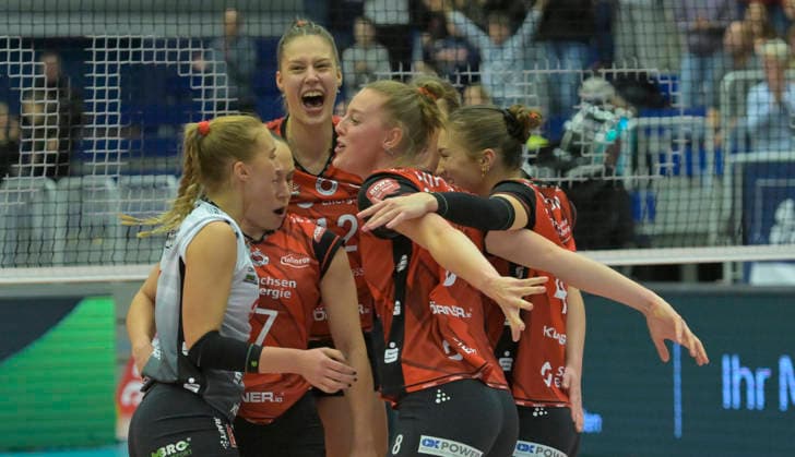 29.11.2025, Dresdner Siegjubel, Mitte hinten Dresdens Mette Pfeffer, Volleyball, Dresdner SC - Ladies in Black Aachen, 1. Bundesliga, (c) Dresden