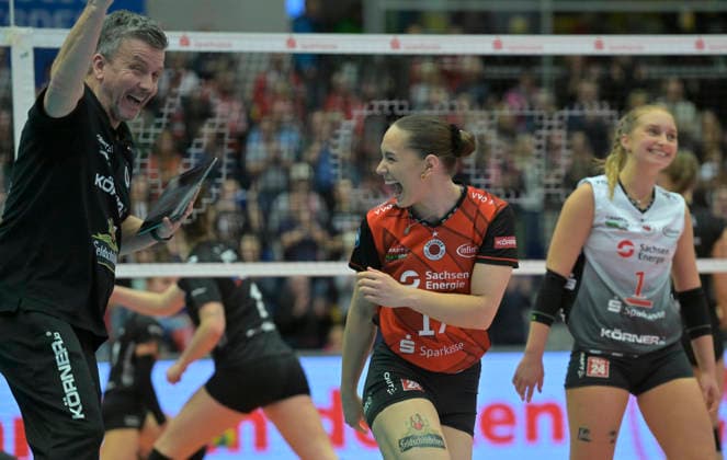 Sport Bilder des Tages 29.11.2025, Dresdens Trainer Alexander Waibl, Dresdens Lorena Lorber Fijok und Dresdens Patricia Nestler freuen sich über einen Punkt, Volleyball, Dresdner SC - Ladies in Black Aachen, 1. Bundesliga, (c) Dresden