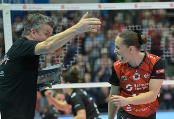 29.11.2025, Dresdens Trainer Alexander Waibl, Dresdens Lorena Lorber Fijok freuen sich über einen Punkt, Volleyball, Dresdner SC - Ladies in Black Aachen, 1. Bundesliga, (c) Dresden