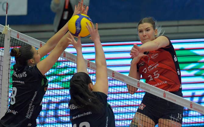29.11.2025, Dresdens Marta Levinska schmettert, gegen Aachens Zoi Mavrommatis und Karmena Struka, Volleyball, Dresdner SC - Ladies in Black Aachen, 1. Bundesliga, (c) Dresden
