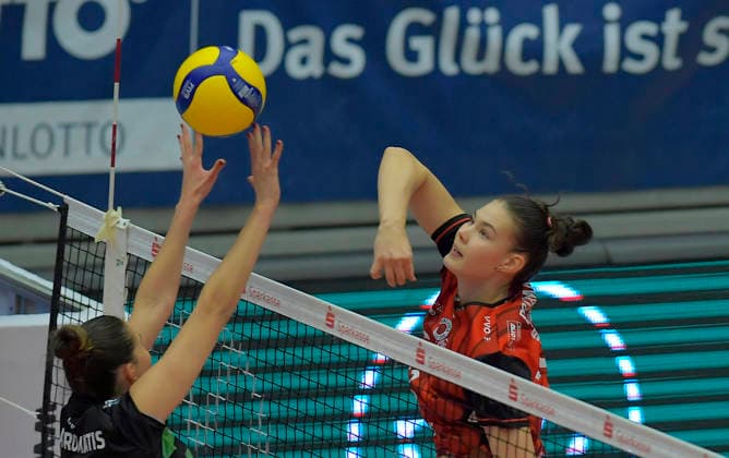 29.11.2025, Dresdens Florentine schmettert, gegen Aachens Zoi Mavrommatis, Volleyball, Dresdner SC - Ladies in Black Aachen, 1. Bundesliga, (c) Dresden