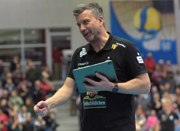 29.11.2025, Dresdens Trainer Alexander Waibl mit Taktiktafel, Volleyball, Dresdner SC - Ladies in Black Aachen, 1. Bundesliga, (c) Dresden