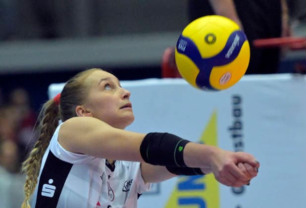 29.11.2025, Dresdens Patricia Nestler bei der Annahme, Volleyball, Dresdner SC - Ladies in Black Aachen, 1. Bundesliga, (c) Dresden