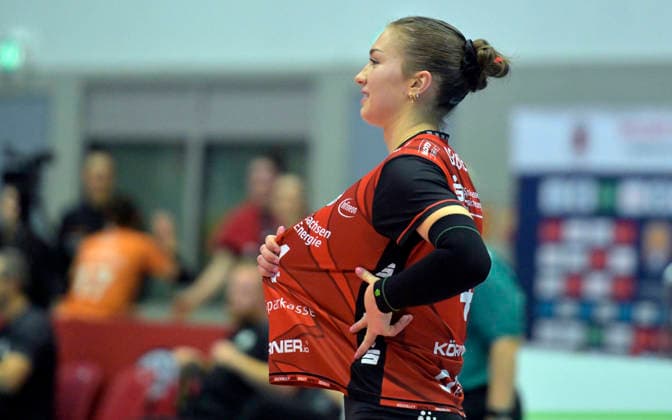 29.11.2025, Dresdens Emma Grome gibt ein Zeichen, Volleyball, Dresdner SC - Ladies in Black Aachen, 1. Bundesliga, (c) Dresden