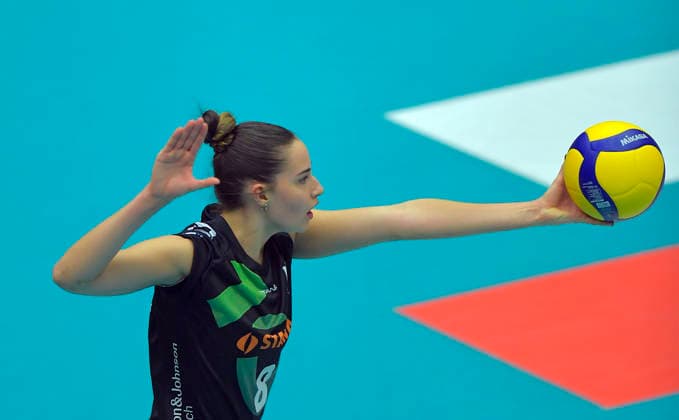 29.11.2025, Aachens Zoi Mavrommatis beim Aufschlag, Volleyball, Dresdner SC - Ladies in Black Aachen, 1. Bundesliga, (c) Dresden