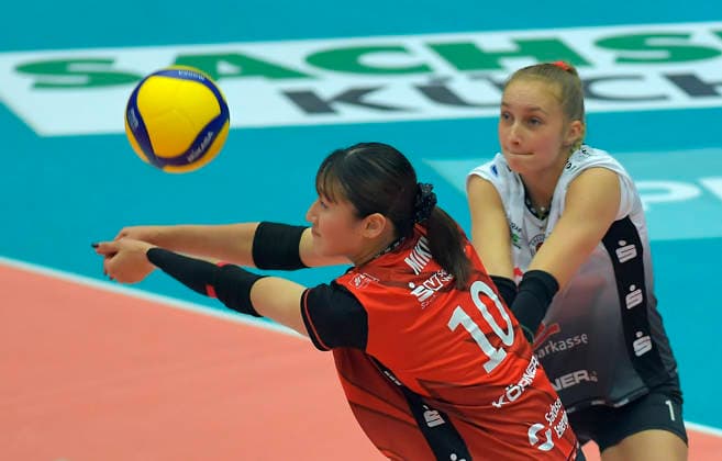 29.11.2025, Dresdens Miku Akimoto bei der Annahme, hinten Dresdens Patricia Nestler, Volleyball, Dresdner SC - Ladies in Black Aachen, 1. Bundesliga, (c) Dresden