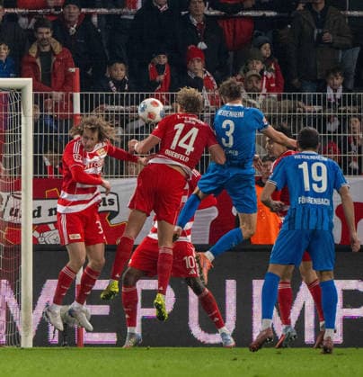 Fußball, Herren, Saison 2025 2026, 1. Bundesliga (12. Spieltag), 1. FC Union Berlin - 1. FC Heidenheim, v. l. Alex Kral (1. FC Union Berlin), Leopold Querfeld (1. FC Union Berlin), Jan Schöppner (3 1. FC Heidenheim) erzielt das Tor zum 1:2, Jonas Föhrenbach (1. FC Heidenheim), 29.11.2025, Copyright: xMatthiasxKochx