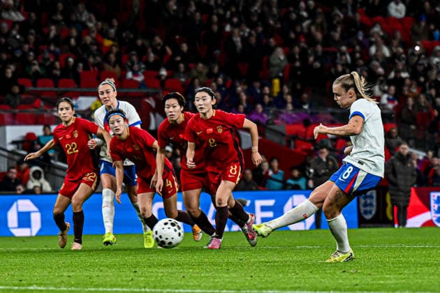 England v China PR - Women s International Friendly, Länderspiel, Nationalmannschaft Georgia Stanway scores from the penalty spot, making it 5-0 during the International Friendly match between England Women and China at Wembley Stadium in London, England, on November 29, 2025. London Greater London United Kingdom  Copyright: xMIxNewsx originalFilename:fletcher-englandw251129_npRX1.jpg