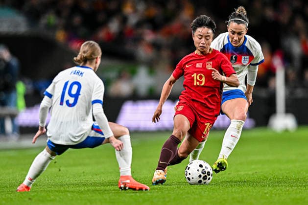 England v China PR - Women s International Friendly, Länderspiel, Nationalmannschaft Linyan Zhang from China challenges Jess Park from England during the International Friendly match between England Women and China at Wembley Stadium in London, England, on November 29, 2025. London Greater London United Kingdom  Copyright: xMIxNewsx originalFilename:fletcher-englandw251129_npTzo.jpg