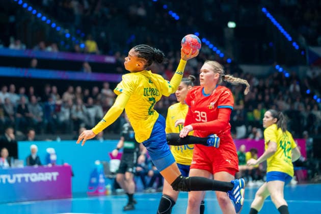 Handball I Frauen I Weltmeisterschaft I Vorrunde I 2. Spieltag I Brasilien - Tschechien I 29.11.2025 Bruna de Paula (2, Brasilien) im Wurf Stuttgart Porsche Arena Baden-Württemberg Deutschland Copyright: xLobeca MaxxPetershansx