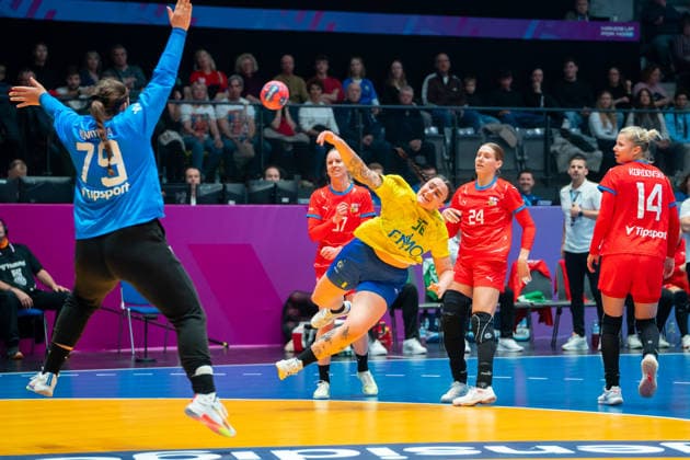 Handball I Frauen I Weltmeisterschaft I Vorrunde I 2. Spieltag I Brasilien - Tschechien I 29.11.2025 Marcela Santos Arounian (36, Brasilien) im Wurf gegen Sabrina Novotna (79, Tschechien) Stuttgart Porsche Arena Baden-Württemberg Deutschland Copyright: xLobeca MaxxPetershansx