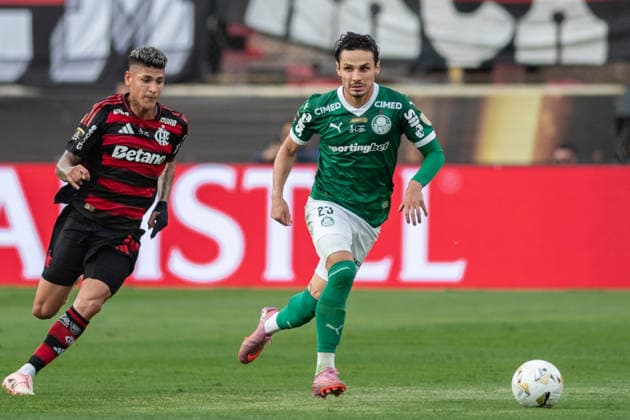 LIMA, PERU - NOVEMBER 29: Raphael Veiga of Palmeiras (R) runs with the ball under pressure from Jorge Carrascal of Flamengo (L) during the Copa CONMEBOL Libertadores Final between Palmeiras and Flamengo at Monumental U Stadium, Lima, Peru.(Riquelve Nata Sports Press Photo) Copyright: xRiquelvexNata SPPx Sportspressphoto_SPR67493