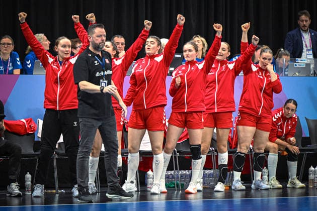 Niederlande, Handball, Weltmeisterschaft der Frauen 2025, Schweiz vs Senegal, 29.11.2025, Maaspoort Sports & Events, s-Hertogenbosch, Niederlande, Jubel auf der Schweizer Ersatzbank Copyright: xMarkusxVerwimpx