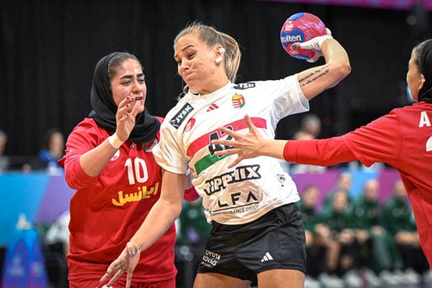 Sport Bilder des Tages Niederlande, Handball, Weltmeisterschaft der Frauen 2025, Iran vs Ungarn, 29.11.2025, Maaspoort Sports & Events, s-Hertogenbosch, Niederlande, Katrin Gitta Klujber (Ungarn, 42) beim Torwurf Copyright: xMarkusxVerwimpx