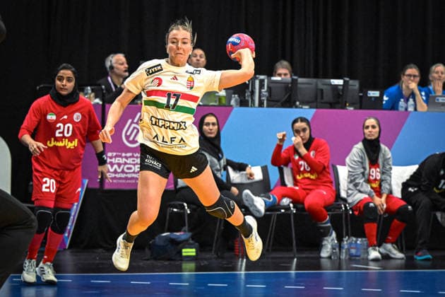Niederlande, Handball, Weltmeisterschaft der Frauen 2025, Iran vs Ungarn, 29.11.2025, Maaspoort Sports & Events, s-Hertogenbosch, Niederlande, Laura Udvardi (Ungarn, 17) beim Torwurf Copyright: xMarkusxVerwimpx