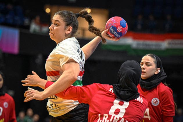 Niederlande, Handball, Weltmeisterschaft der Frauen 2025, Iran vs Ungarn, 29.11.2025, Maaspoort Sports & Events, s-Hertogenbosch, Niederlande, Petra Vamos (Ungarn, 38) beim Torwurf Copyright: xMarkusxVerwimpx