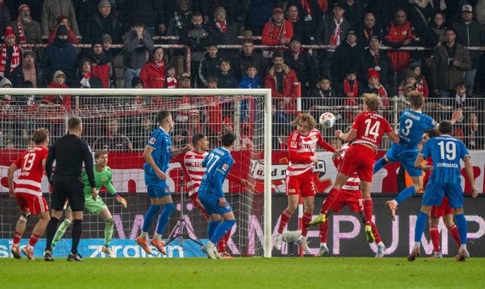 Fußball, Herren, Saison 2025 2026, 1. Bundesliga (12. Spieltag), 1. FC Union Berlin - 1. FC Heidenheim, Jan Schöppner (3 1. FC Heidenheim) erzielt das Tor zum 1:2 gegen Torwart Frederik Rönnow (1. FC Union), 29.11.2025, Copyright: xMatthiasxKochx