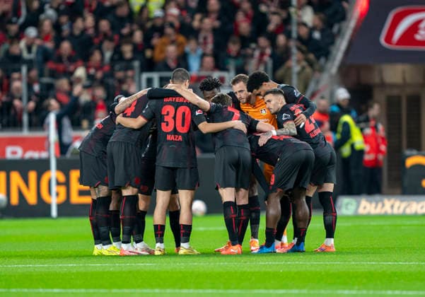Die Mannschaft von Bayer Leverkusen schwört sich im Kreis auf das Spiel ein. 29.11.2025, Bayer Leverkusen - Borussia Dortmund, Fussball, 1.Bundesliga, GER, Leverkusen, BayArena DFL regulations prohibit any use of photographs as image sequences and or quasi-video. Copyright: HMBxMedia xMarcoxBader