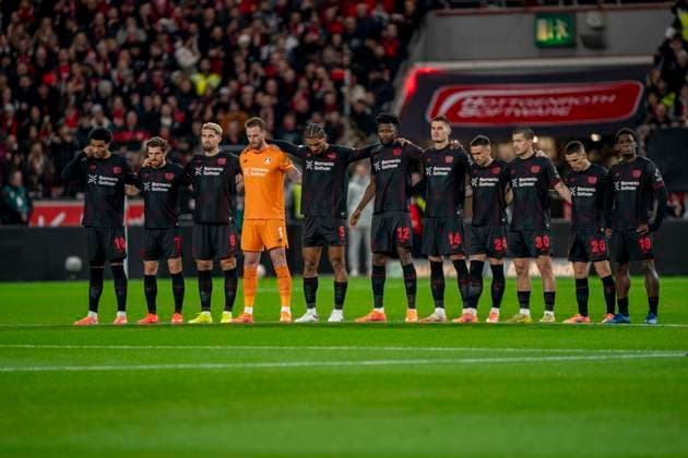 Die Spieler von Bayer Leverkusen gedenken vor dem Spiel mit einer Schweigeminute anlaesslich des Todes von Dieter Herzog 29.11.2025, Bayer Leverkusen - Borussia Dortmund, Fussball, 1.Bundesliga, GER, Leverkusen, BayArena DFL regulations prohibit any use of photographs as image sequences and or quasi-video. Copyright: HMBxMedia xMarcoxBader