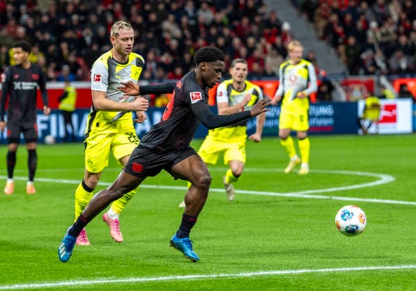 Ernest POKU (Bayer 04 Leverkusen, 19) 29.11.2025, Bayer Leverkusen - Borussia Dortmund, Fussball, 1.Bundesliga, GER, Leverkusen, BayArena DFL regulations prohibit any use of photographs as image sequences and or quasi-video. Copyright: HMBxMedia xMarcoxBader