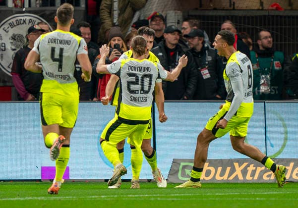 Jubel bei Dortmund über das Tor von Aaron ANSELMINO (Borussia Dortmund, 28) zum 0-1 29.11.2025, Bayer Leverkusen - Borussia Dortmund, Fussball, 1.Bundesliga, GER, Leverkusen, BayArena DFL regulations prohibit any use of photographs as image sequences and or quasi-video. Copyright: HMBxMedia xMarcoxBader