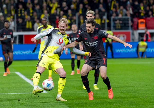 Zweikampf zwischen: Julian BRANDT (Borussia Dortmund, 10) und Jonas HOFMANN (Bayer 04 Leverkusen, 7) 29.11.2025, Bayer Leverkusen - Borussia Dortmund, Fussball, 1.Bundesliga, GER, Leverkusen, BayArena DFL regulations prohibit any use of photographs as image sequences and or quasi-video. Copyright: HMBxMedia xMarcoxBader