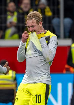 Julian BRANDT (Borussia Dortmund, 10) ärgert sich über eine vergebene Chance und beißt ins Trikot. 29.11.2025, Bayer Leverkusen - Borussia Dortmund, Fussball, 1.Bundesliga, GER, Leverkusen, BayArena DFL regulations prohibit any use of photographs as image sequences and or quasi-video. Copyright: HMBxMedia xMarcoxBader