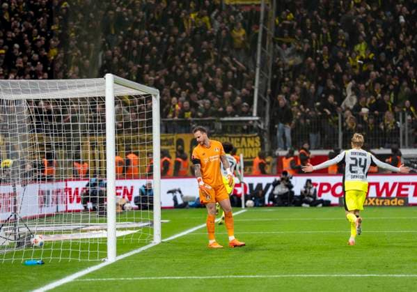Mark FLEKKEN (Bayer 04 Leverkusen, 1) ist geschlagen und blickt dem Ball hinterher der im Tor liegt. Im Hintergrund rennt Karim ADEYEMI (Borussia Dortmund, 27) zum jubeln weg. Rechts jubelt Daniel SVENSSON (Borussia Dortmund, 24) 29.11.2025, Bayer Leverkusen - Borussia Dortmund, Fussball, 1.Bundesliga, GER, Leverkusen, BayArena DFL regulations prohibit any use of photographs as image sequences and or quasi-video. Copyright: HMBxMedia xMarcoxBader