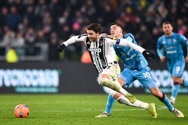 2025-11-29 Juventus FC v Cagliari Calcio - Serie A TURIN, ITALY - NOVEMBER 29: Manuel Locatelli of Juventus FC battles for the ball with Matteo Prati of Cagliari Calcio during the Serie A match between Juventus FC and Cagliari Calcio at Allianz Stadium on November 29, 2025 in Turin, Italy. (Photo by Alberto Gandolfo BSR Agency) Turin Italy Content not available for redistribution in The Netherlands directly or indirectly through any third parties. Copyright: xBSRxAgencyx