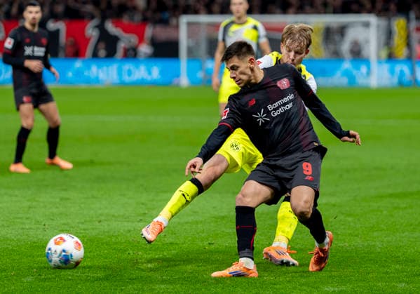 Zweikampf zwischen: Daniel SVENSSON (Borussia Dortmund, 24) und Claudio ECHEVERRI (Bayer 04 Leverkusen, 9) 29.11.2025, Bayer Leverkusen - Borussia Dortmund, Fussball, 1.Bundesliga, GER, Leverkusen, BayArena DFL regulations prohibit any use of photographs as image sequences and or quasi-video. Copyright: HMBxMedia xMarcoxBader
