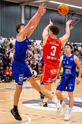 29.11.2025, xovx, Basketball 1. Regionalliga Südwest, Lich Basketball - ROTH Energie Gießen Pointers v.l. Lars Müsse (Gießen Pointers), Hanno Kotulla (Lich Basketball), Nejc Tevzic (Gießen Pointers) Lich Dietrich-Bonhoeffer-Halle Hessen Deutschland (DE)