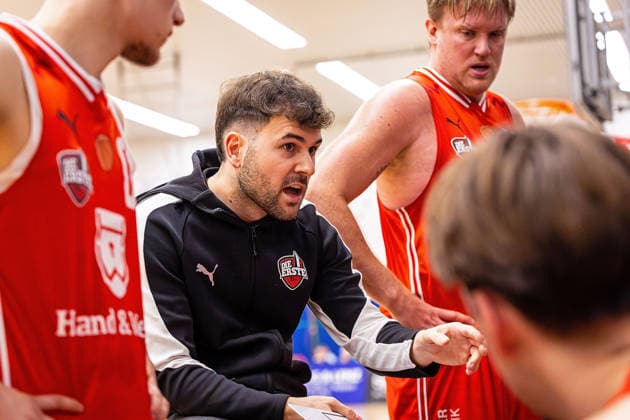 29.11.2025, xovx, Basketball 1. Regionalliga Südwest, Lich Basketball - ROTH Energie Gießen Pointers Trainer Lucas Nasev (Lich Basketball) Lich Dietrich-Bonhoeffer-Halle Hessen Deutschland (DE)