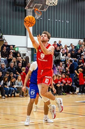 29.11.2025, xovx, Basketball 1. Regionalliga Südwest, Lich Basketball - ROTH Energie Gießen Pointers v.l. Finn Mohl (Gießen Pointers), Gregor Gümbel (Lich Basketball) Lich Dietrich-Bonhoeffer-Halle Hessen Deutschland (DE)
