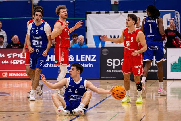29.11.2025, xovx, Basketball 1. Regionalliga Südwest, Lich Basketball - ROTH Energie Gießen Pointers v.l. Till Wagner (Lich Basketball), Finn Mohl (Gießen Pointers), Gregor Gümbel (Lich Basketball), Nejc Tevzic (Gießen Pointers), Orkun Mehmed (Lich Basketball), Ezekiel David Crawford (Gießen Pointers) Lich Dietrich-Bonhoeffer-Halle Hessen Deutschland (DE)