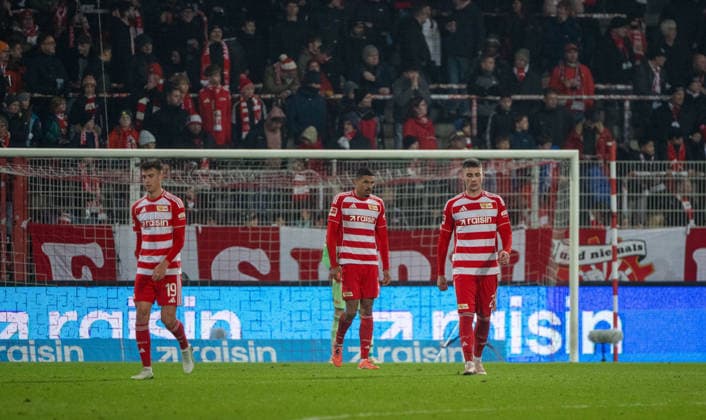 Fußball, Herren, Saison 2025 2026, 1. Bundesliga (12. Spieltag), 1. FC Union Berlin - 1. FC Heidenheim, v. l. Janik Haberer (1. FC Union Berlin), Danilho Doekhi (1. FC Union), Andrej Ilic (1. FC Union Berlin) nach dem Gegentor zum 1:2, 29.11.2025, Copyright: xMatthiasxKochx
