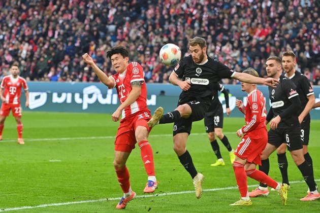Minjae KIM (FC Bayern Muenchen), Aktion,Zweikampf gegen Lars RITZKA (St.Pauli).Strafraumszene. Fussball 1. Bundesliga Saison 2025 2026, 12.Spieltag, Spieltag12 FC Bayern Muenchen - FC St. Pauli 3-1 am 29.11.2025 , A L L I A N Z A R E N A.