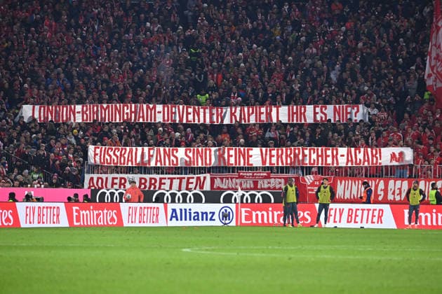 Protest,Spruchband,Banner,Transparent im Bayern Fanblock Schickeria,Fans,Fussballfans ,Fanprotest. Fussball 1. Bundesliga Saison 2025 2026, 12.Spieltag, Spieltag12 FC Bayern Muenchen - FC St. Pauli 3-1 am 29.11.2025 , A L L I A N Z A R E N A.