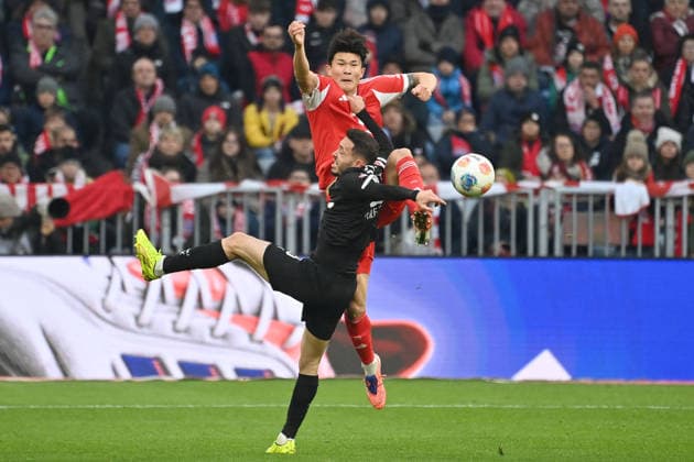 Minjae KIM (FC Bayern Muenchen), Aktion,Zweikampf gegen Mathias PEREIRA LAGE (St.Pauli) Fussball 1. Bundesliga Saison 2025 2026, 12.Spieltag, Spieltag12 FC Bayern Muenchen - FC St. Pauli 3-1 am 29.11.2025 , A L L I A N Z A R E N A.