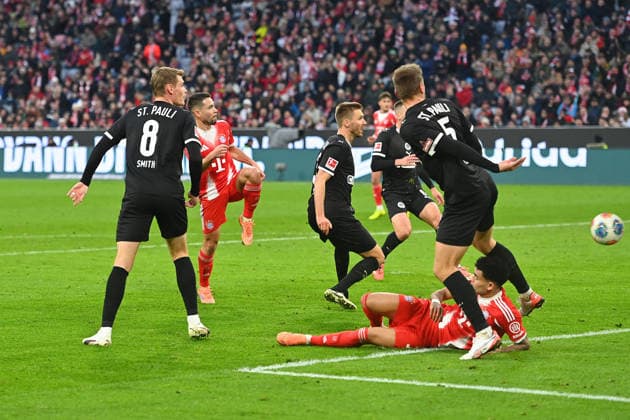Tor Raphael GUERREIRO (Bayern Muenchen) zum 1-1,Aktion,Torschuss. Fussball 1. Bundesliga Saison 2025 2026, 12.Spieltag, Spieltag12 FC Bayern Muenchen - FC St. Pauli 3-1 am 29.11.2025 , A L L I A N Z A R E N A.