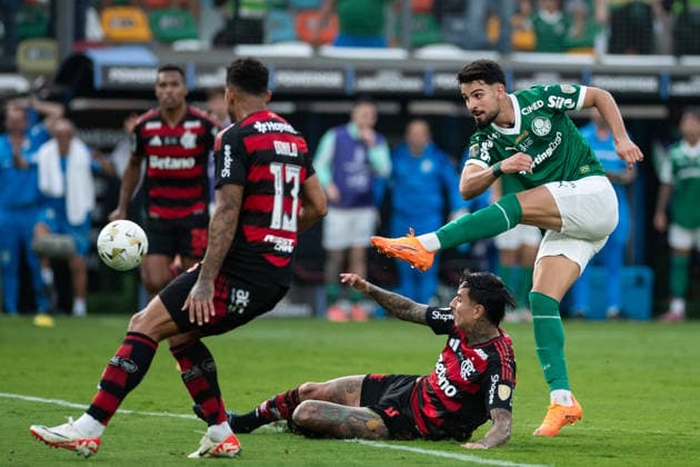 LIMA, PERU - NOVEMBER 29: Flaco Lopez of Palmeiras (R)shoots for goal under pressure from Erick Pulgar of Flamengo (C) during the Copa CONMEBOL Libertadores Final between Palmeiras and Flamengo at Monumental U Stadium, Lima, Peru.(Riquelve Nata Sports Press Photo) Copyright: xRiquelvexNata SPPx Sportspressphoto_SPR67523