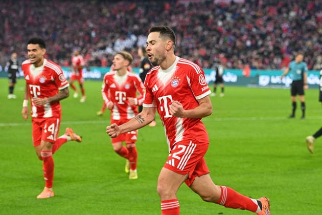 Torjubel Raphael GUERREIRO (Bayern Muenchen) nach Tor zum 1-1,Jubel,Freude,Begeisterung,Aktion. Fussball 1. Bundesliga Saison 2025 2026, 12.Spieltag, Spieltag12 FC Bayern Muenchen - FC St. Pauli 3-1 am 29.11.2025 , A L L I A N Z A R E N A.