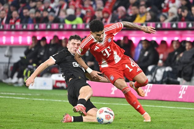 Arkadiusz PYRKA (St.Pauli), Aktion,Zweikampf gegen Luis DIAZ (Bayern Muenchen),Graetsche. Fussball 1. Bundesliga Saison 2025 2026, 12.Spieltag, Spieltag12 FC Bayern Muenchen - FC St. Pauli 3-1 am 29.11.2025 , A L L I A N Z A R E N A.