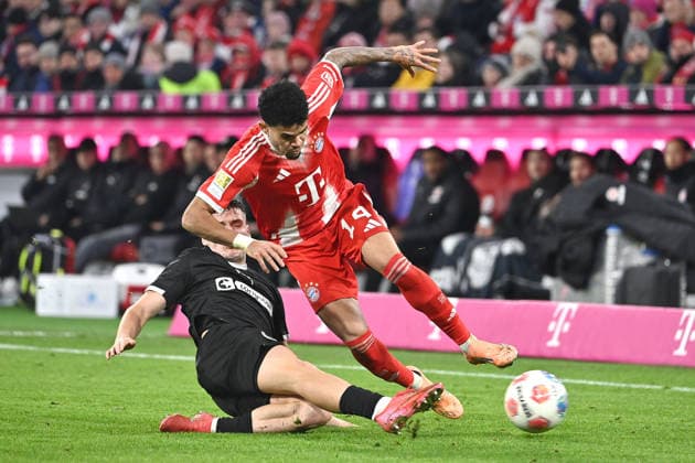 Arkadiusz PYRKA (St.Pauli), Aktion,Zweikampf gegen Luis DIAZ (Bayern Muenchen),Graetsche. Fussball 1. Bundesliga Saison 2025 2026, 12.Spieltag, Spieltag12 FC Bayern Muenchen - FC St. Pauli 3-1 am 29.11.2025 , A L L I A N Z A R E N A.